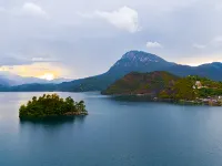 湖岸聽風塘民宿 鹽源住宿飯店
