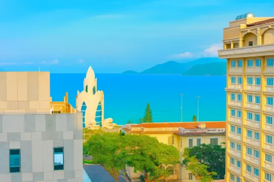 Yen Indochine Hotel Отели рядом с достопримечательностью «AB Central Square Nha Trang»