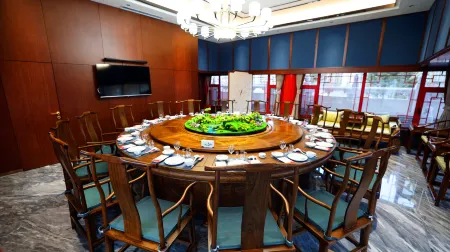 Pad Rest Hot Spring Holiday Inn Отели в г. Вейчан