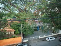 Chorlada Lanna Hotel Các khách sạn gần Cầu Mangrai