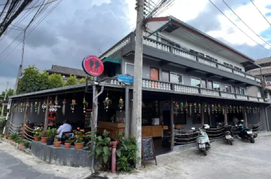 The Voyager Guesthouse Hotels near Thapae Stadium
