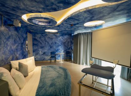 Love In The Atlantis Hotel