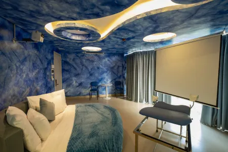 Love In The Atlantis Hotel Отели рядом с достопримечательностью «University of Engineering and Technology»