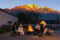 LandGaze • StarSweep | 180-Degree Snow Mountain View Guesthouse (Basan Ancient Town Branch) Hotels in Yulong