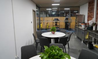 Liuyue Hotel (Liuzhou Wuxing Shangye Buxingjie Dewang Xintiandi)