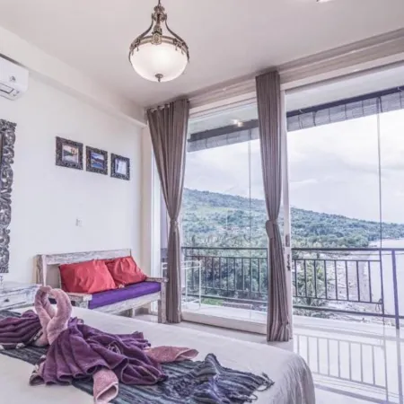 Waenis Sunset View Hotel and Restaurant, Amed, Bali Отели рядом с достопримечательностью «Храм Лемпуянг»