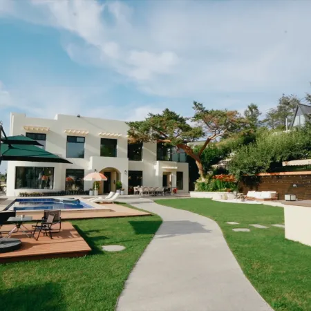 Yunqi Fenglinli Pool Resort Homestay (Yanji Chaoyangchuan Airport High speed Railway Station Branch)