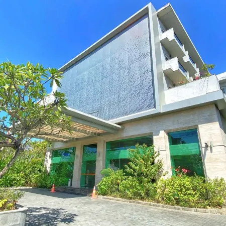 Kuta Galleria Hotel Отели рядом с достопримечательностью «Гавань Беноа»