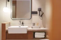 Bailuli Yunsu Hotel (Zhoukou Huanghe Road Hongxing Meikailong Global Home Living Plaza Store) - 2-Star