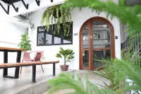 Apartment45 Hostel Hotels near Khlong Toei MRT Station