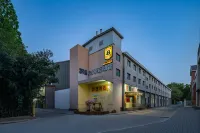 Super 8 Hotel (Beijing Guomao CBD Gaobeidian Subway Station Store) Hotels in Beijing
