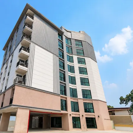BeWish Residence Bangphlat Отели рядом с достопримечательностью «Пирс Kiak Kai»