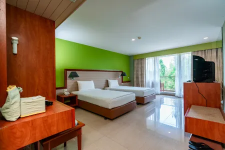 Long Beach Cha-Am Hotel Отели рядом с достопримечательностью «Simantra Private Villas»