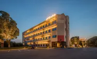 上海浦東機場華美達安可飯店 外交官箱包（上海浦東機場T2航站樓國內廳安檢內2店）附近的飯店