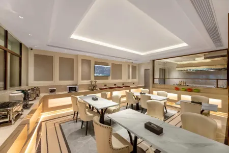 Vienna Hotel (Tianjin Olympic Sports Center Water Park) Отели рядом с достопримечательностью «Nankai University Element Institute (Weijin Road)»