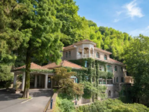 Luhuadang Hotel Hotels near Du Yuesheng Mansion