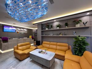 Huayi Hotel (Chengdu Zitong Palace Subway Station Store)