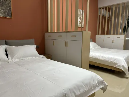 Z Era Youth Apartment Отели рядом с достопримечательностью «Golden Forest»