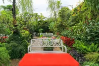 Labuana Homestay & Cafe Garden Hotel a 