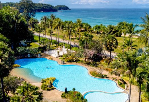 푸켓 리조트의 야외 수영장 풍경