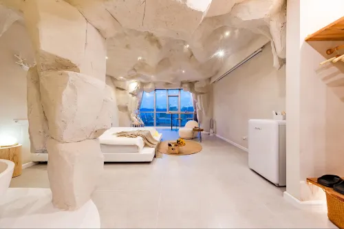 Huarong Designer Homestay (Kunming South Railway Station Colorful Yunnan Diyicheng Branch)