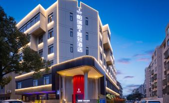 Jiaojiang Paris·Elegant Designer Resort Hotel (Jiazhi Old Street Garden Market Branch)