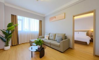 Yilong Haiya Hotel (Xu Changpang Donglai Times Square Caowei Ancient City Branch)