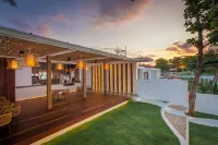 White Whale Beachfront Pool Villa Hotel di Bang Por