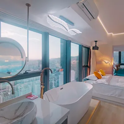 Black Plastic Disc Designer Art Hotel (Lanzhou Central Provincial Maternity and Child Store) โรงแรมใกล้สนามกีฬาชีหลีเหอ
