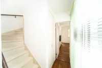 Shiga Lakeside Villa فنادق في تاكاشيما