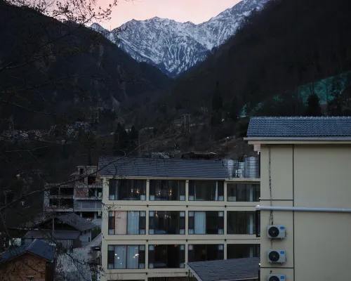 Hailuogou Shanzhiye Private Hot Spring Homestay โรงแรมในหลู่ติ้ง