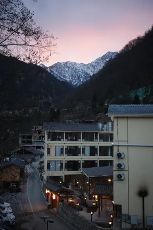 Hailuogou Shanzhiye Private Hot Spring Homestay Отели рядом с достопримечательностью «Moxi Ancient Town»