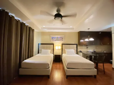 Prism Hotel Отели рядом с достопримечательностью «Building 2122 Post Headquarters»