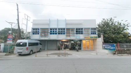 RedDoorz @ EBM One Building Отели в г. Cabatuan