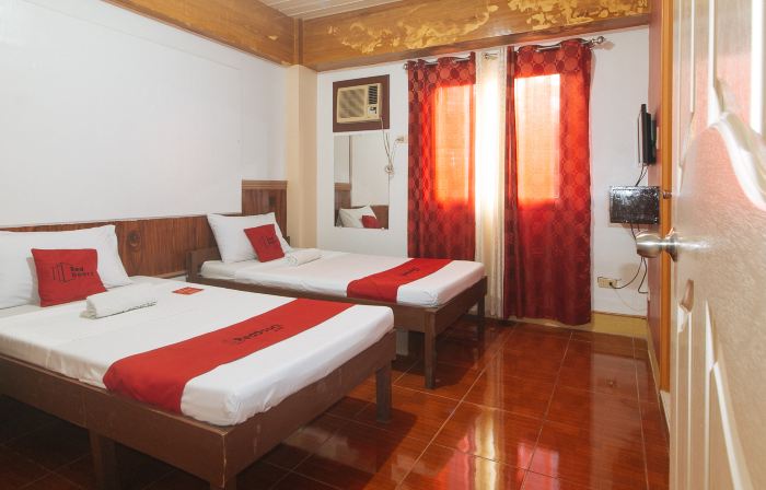 RedDoorz @ Farm Side Hotel Laoag City