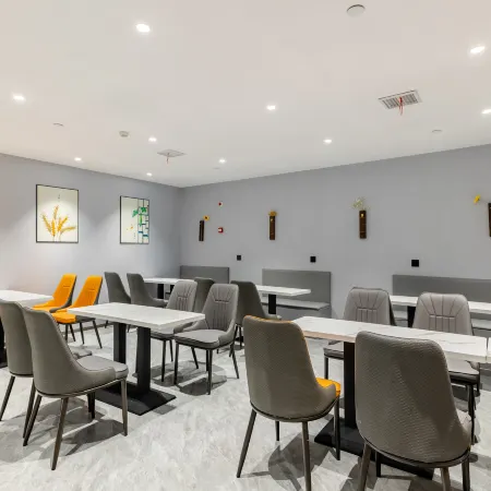 Homeinn Superior Cloud Hotel (Anqing Huaining County Wanhe Road Gaobin Building)