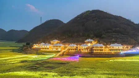 Peak Congye Luxury Tent Hotel Отели в г. Луопинсянь