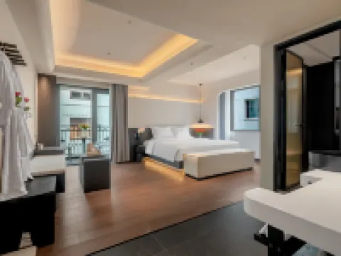 Indoor Hotel Hotels near The Green Lake Park