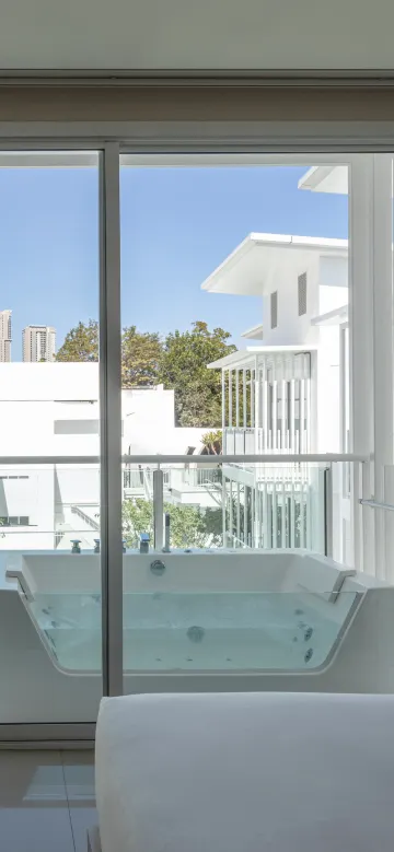 ห้องดีลักซ์ วิวสระน้ำ พร้อมระเบียงและจากุซซี่