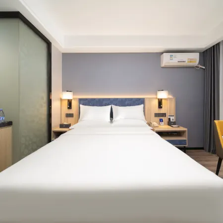 Yeste Hotel (Xianing Hot Spring Road Center Flowerbed Food Street Store)