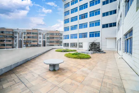 Rezen Longhh Hotel (Zhaoqing Seven Star Cave Sports Center)