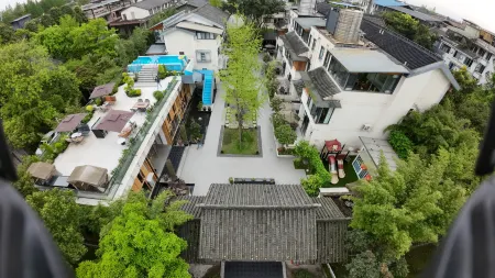Liuhe Bisu Hot Spring Hotel (Qingcheng Mountain store) Отели рядом с достопримечательностью «Baiyun Wanfo Cave»
