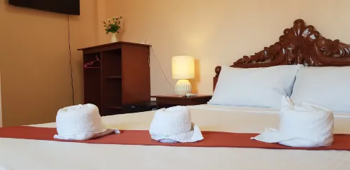 Queenslander Hotel and Restaurant Hotels in Alaminos