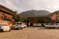 Lugu Lake Chisel Hotel - parking
