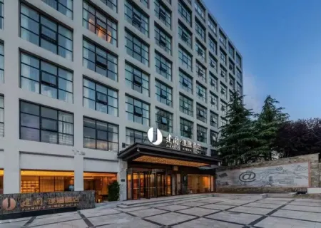 Jianguo Puyin Hotel (Qingdao Wusi Square Qingdao University Branch) Отели рядом с достопримечательностью «Qingdao Administrative Institute»