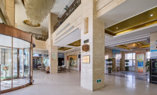 Xinglong Hotel (Golmud Railway Station & Kunlun Park Branch)