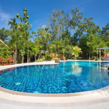 OYA International Resort Phuket Отели рядом с достопримечательностью «Храм Чалонг»