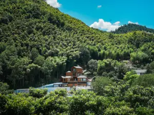 Tonglu Yinmoxi Mountain Resort (Huxiaoxia Drifting Store)