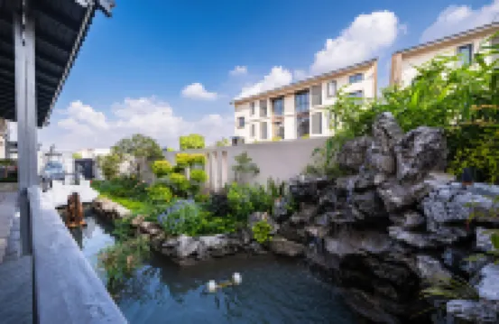 楓溪小築|積趣·親子花園度假美宿（上海金山北站樂繽路店） 鄰近金山北站的酒店