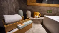 Xiuhe Hot Spring Holiday Hotel - balcony